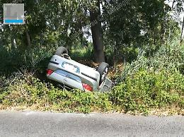 Incidente al lido, un'automobile si ribalta fuori strada