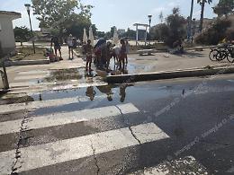La fontanella inonda la strada, una donna cade e si ferisce