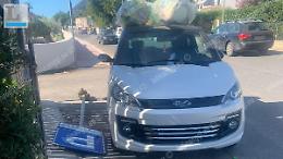 Vandalismo in città: sacchi di spazzatura sulle automobili