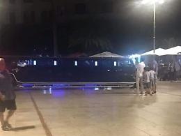 La limousine Hummer sale sul marciapiede della piazza: il Comune vuole denunciare