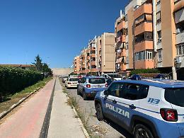 Bambino travolto da tre grossi vasi mentre gioca in strada: corsa in ospedale
