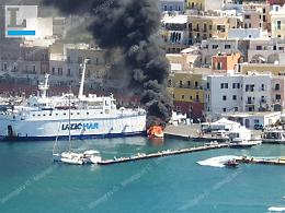 Erano a bordo del motoscafo durante l'esplosione: ferita una coppia