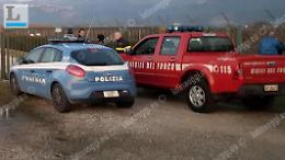 Scoppia l'incendio nel canneto: un poliziotto eroe fa evacuare tutto il palazzo