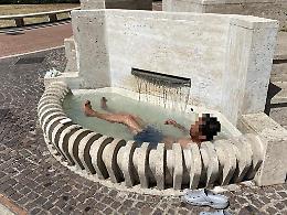 Si fa il bagno nella fontana, Valiani (Lega): "Immagini intollerabili"