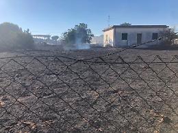 Due incendi in periferia: uno raggiunge una struttura contenente fuochi d'artificio