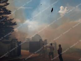Vasto incendio di sterpaglie, abitazione circondata dalle fiamme