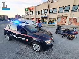 Pistola spianata per il colpo serale: &laquo;Apri la cassa o ti sparo&raquo;