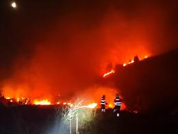Vasto incendio a Velletri, notte di interventi per vigili del fuoco e volontari