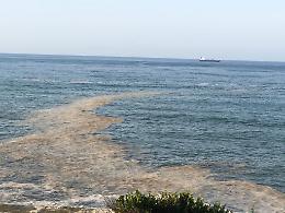 Enorme scia marrone in mare, sconcerto dei bagnanti