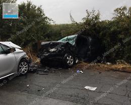 Tremendo incidente in via Selciatella, un ragazzo resta incastrato nell'auto