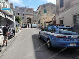 Autocisterna si ribalta nel centro abitato, soccorso il conducente