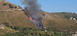 Auto a fuoco per un incendio sulla Flacca, brucia la montagna. Traffico in tilt