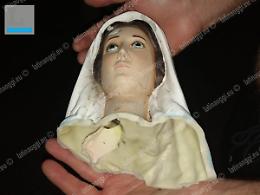 I vandali prendono di mira la statua della Madonna: l'effige danneggiata