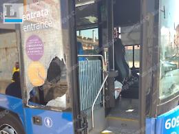 Vuole salire sul bus senza biglietto: sfonda il vetro della porta e fugge