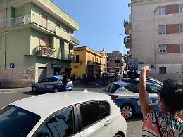 I residenti delle case popolari bloccano la strada: «Garage pieni di liquami»