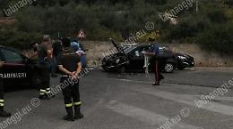 Incidente tra tre veicoli, si ribalta un furgone