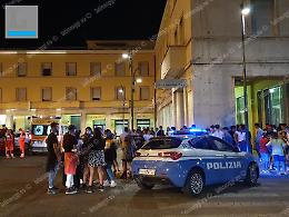 Lite tra ragazze in piazza, la polizia sulle tracce dei responsabili degli spintoni