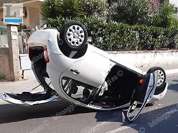 Si ribalta con l'automobile: ferito un uomo di 82 anni
