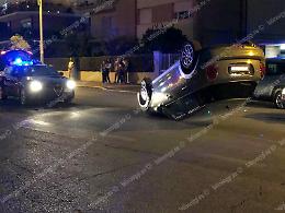 Urta un suv in sosta e si ribalta con l'auto, ferito un uomo