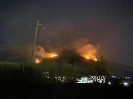 Devastante incendio a Fondi, notte di interventi per i soccorritori