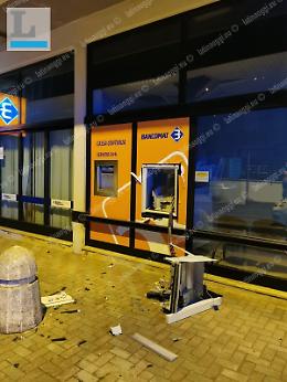 Fanno esplodere lo sportello del bancomat e fuggono con il bottino