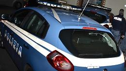 Bandito solitario e armato in azione per il colpo nel market