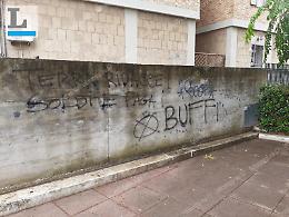 Scritte ingiuriose ad Aprilia: ora sono contro il sindaco Terra
