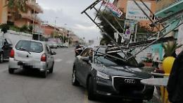 Vento forte sul litorale, ponteggio cade e centra un'auto sfiorando le persone