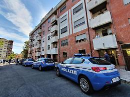 Sullo smartphone vede i ladri in casa dalle telecamere e allerta la Polizia