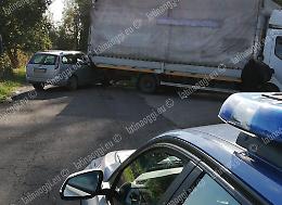 Finisce con l'auto sotto al tir in retromarcia: un ferito