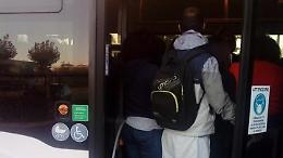 Autobus affollati  tra proteste ed esposti