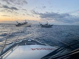 Peschereccio in fiamme: intervento all'alba della Guardia Costiera