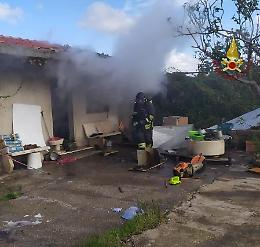 Incendio in appartamento, spegnimento difficoltoso