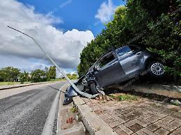 Con l'auto contro un palo, ferita una ragazza