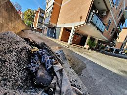 Intrappolato nel rogo, salvato dagli agenti