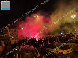 In piazza contro il Dpcm: oltre ai commercianti anche fumogeni e striscioni
