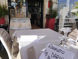Tavoli riservati a Conte e ministri all'Oltremare: la protesta del ristorante