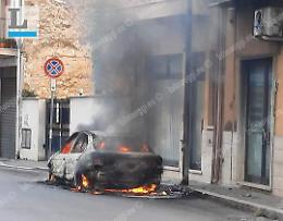 L'auto parcheggiata prende fuoco: paura questa mattina in strada