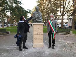 Il mezzo busto di Sandro Pertini ripristinato dopo otto mesi dall'incidente