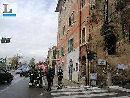 Cede il cornicione del palazzo Cardinale, area transennata in centro