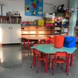 Piove dentro l'asilo, bimbi per ore nell'aula allagata