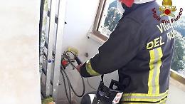 Esplode una bombola in una casa, crolla la finestra e colpisce le auto in sosta