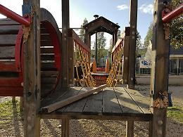 Teppisti nel parco Europa del quartiere Toscanini, danni ai giochi per i bambini