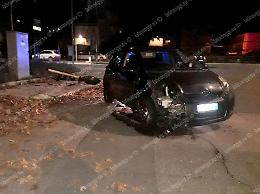 Si schianta contro il semaforo e abbandona l'auto, poi ci ripensa e torna