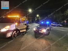 Escono dal locale per l'incidente: Un ladro entra e ruba la cassa
