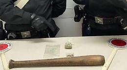 Mazza da baseball e marijuana in auto, denunciato un 42enne