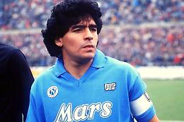Molestano i passanti per vendere foto di Maradona, multati e espulsi