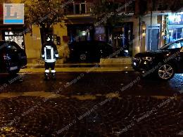 Fuga in centro contromano con l'auto rubata: si schianta con la vettura e scappa a piedi