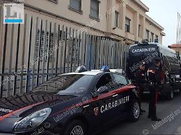 Minaccia, molesta e percuote i vicini: arrestato un 43enne