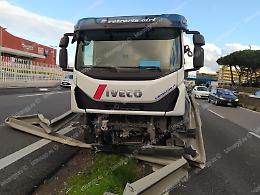 Camion distrugge il guard rail sulla Pontina. Ore di passione verso la Capitale